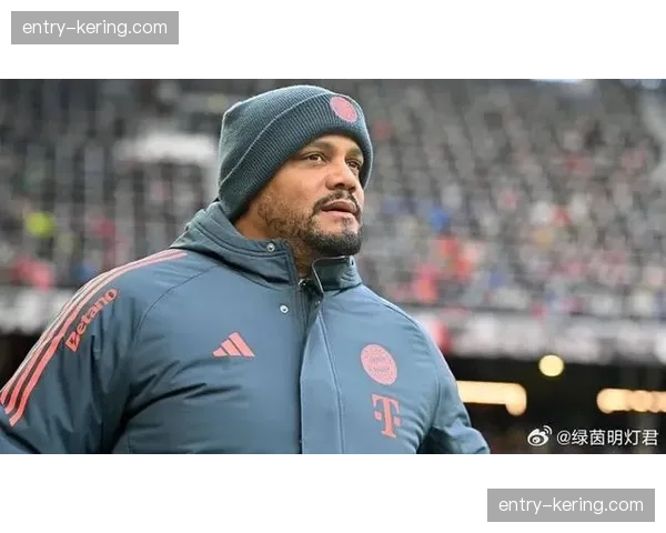 拜仁更衣室庆祝画面：球员喷洒香槟，孔帕尼被队员高高抛起