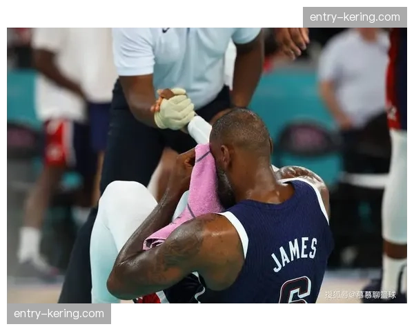 比赛因雨暂停，美国队球员带领现场小球迷进行室内击球游戏互动